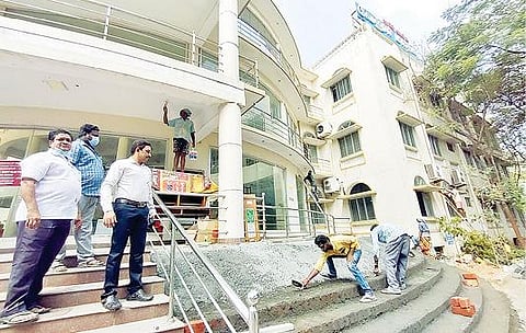 வேலூர் மாநகராட்சி தேர்தல் முடிந்த நிலையில் வெற்றி பெற்ற கவுன்சிலர்கள் வரும் 2-ம் தேதி பதவியேற்க உள்ளனர். இதற்காக, வேலூர் மாநகராட்சி அலுவலக கட்டிடத்துக்கு சுண்ணாம்பு அடிக்கும் பணி, மாநகராட்சி நுழைவாயிலை மாற்ற படிக்கட்டுகள் அமைக்கும் பணி நடைபெற்று வருவதை ஆணையர் அசோக்குமார் நேற்று பார்வையிட்டார். அடுத்த படம்: வேலூர் மாநகராட்சி கூட்ட அரங்கம் தயார் செய்யும் பணி விறுவிறுப்பாக நடைபெற்று வருகிறது. கடைசிப் படம்: புதிய மேயருக்கு வழங்குவதற்காக வெள்ளி செங்கோல் புதுப்பிக்கும் பணிக்காக மாநகராட்சி ஊழியர்கள் எடுத்துச் சென்றனர். படங்கள்: வி.எம்.மணிநாதன்.