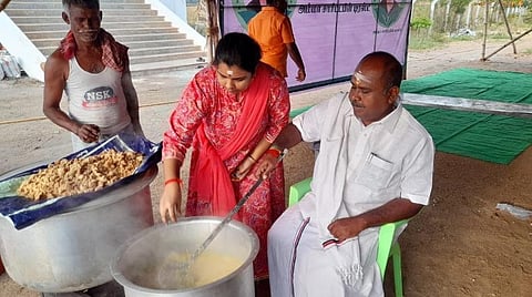 உணவு தயாரிக்கும் ஆர்.பி. உதயகுமார்