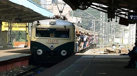 ரயில்களில் பயணச்சீட்டு எடுக்காத காவலர்கள் மீது நடவடிக்கை தேவை: தமிழக டிஜிபிக்கு தெற்கு ரயில்வே கடிதம்