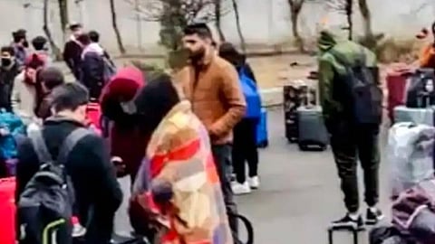 'மெட்ரோ ரயில் நிலையத்தில் 30 மணி நேரமாக தஞ்சம்... எங்களை பிரதமர் மோடி மீட்க வேண்டும்' - உக்ரைனில் சிக்கிய இந்திய மாணவர்கள்