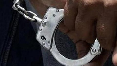 கோட்டக்குப்பத்தில் காரில் மதுபானம் கடத்தியவர் கைது