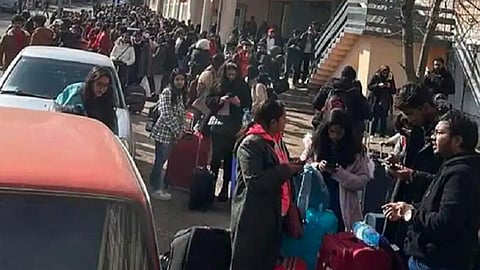 தமிழக மாணவர்கள் மேற்படிப்புக்காக உக்ரைன் செல்வது ஏன்? | மீட்பு நடவடிக்கையில் மத்திய, மாநில அரசுகள் தீவிரம்