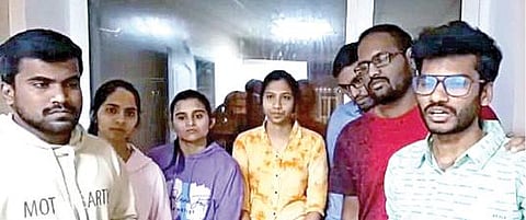 உக்ரைன் நாட்டில் சிக்கியுள்ள காஞ்சிபுரத்தைச் சேர்ந்த மருத்துவக் கல்லூரி மாணவி ஜெயஸ்ரீ (கத்தரி நிறச் சட்டை அணிந்தவர்) மற்றும் தமிழக மாணவர்கள்.