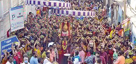 மயிலாப்பூர் கபாலீஸ்வரர் கோயிலில் இருந்து கோலவிழி அம்மன் கோயிலுக்கு 1,008 பால்குடம் எடுத்து சென்ற பக்தர்கள். படம் க. ஸ்ரீபரத்