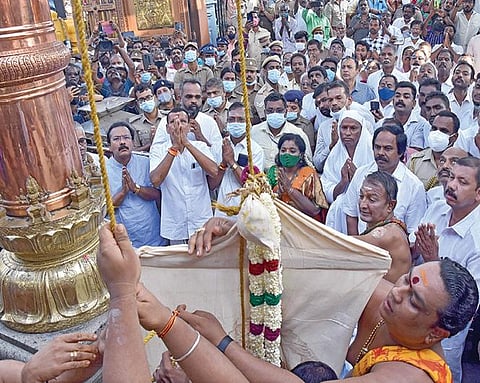 கன்னியாகுமரி மாவட்டம் மண்டைக்காடில் உள்ள பிரசித்தி பெற்ற பகவதியம்மன் கோயில் மாசிக் கொடைவிழா நேற்று கொடியேற்றத்துடன் தொடங்கியது. தெலங்கானா ஆளுநர் தமிழிசை சவுந்தரராஜன், அமைச்சர் மனோதங்கராஜ் மற்றும் திரளான பக்தர்கள் இதில் பங்கேற்றனர்.