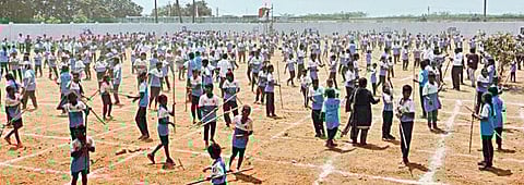 உலக சாதனைக்காக தூத்துக்குடியில் நடைபெற்ற தொடர் சிலம்பம் விளையாட்டில் பங்கேற்று, ஆர்வமுடன் சிலம்பம் சுற்றிய மாணவ, மாணவிகள்.