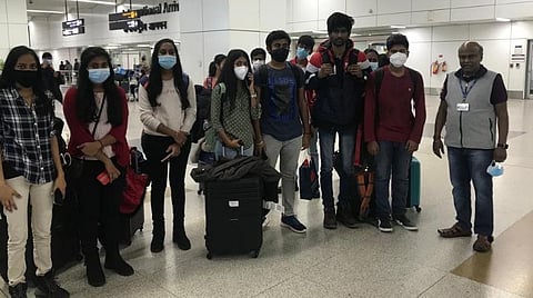 போர்ச் சூழலால் பயம்... மீட்கும் அரசால் நம்பிக்கை... - உக்ரைனில் இருந்து இந்தியா திரும்பிய தமிழக மாணவர்கள்