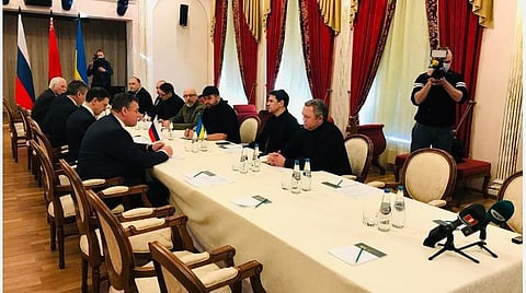 தொடங்கியது பேச்சுவார்த்தை: நிபந்தனை விதிக்கும் ரஷ்யா; உறுதி காட்டும் உக்ரைன்