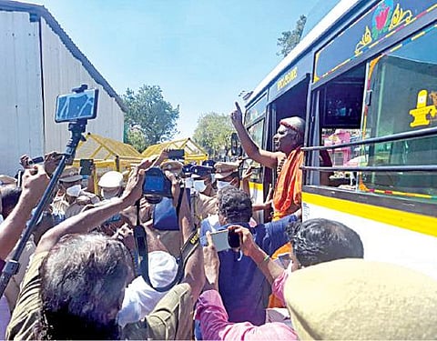 சிதம்பரம் நடராஜர் கோயில் சிற்றம்பல மேடையில் தேவாரம் பாட சென்ற தெய்வத் தமிழ் பேரவையினரை கைது செய்து வேனில் ஏற்றும் போலீஸார்.