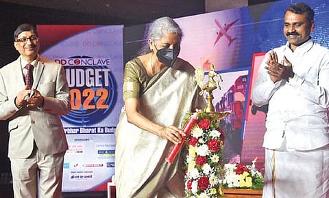 சென்னையில் நேற்று நடந்த கலந்தாய்வு கூட்டத்தை மத்திய நிதி அமைச்சர் நிர்மலா சீதாராமன் குத்துவிளக்கேற்றி தொடங்கி வைத்தார். அருகில் மத்திய இணை அமைச்சர் எல்.முருகன், தூர்தர்ஷன் தலைமை இயக்குநர் மயங்க் குமார் அகர்வால். படம்: ம.பிரபு