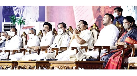 முதல்வர் மு.க.ஸ்டாலின் எழுதிய ‘உங்களில் ஒருவன்’ நூல் வெளியீட்டு விழா சென்னை நந்தம்பாக்கத்தில் நேற்று நடைபெற்றது. இதில் முதல்வருடன், அகில இந்திய காங்கிரஸ் முன்னாள் தலைவர் ராகுல்காந்தி, கேரள முதல்வர் பினராயி விஜயன், ஜம்மு காஷ்மீர் முன்னாள் முதல்வர் உமர் அப்துல்லா, பிஹார் மாநில எதிர்க்கட்சித் தலைவர் தேஜஸ்வி யாதவ், திமுக பொதுச் செயலாளர் துரைமுருகன், திமுக நாடாளுமன்ற குழுத் தலைவர் டி.ஆர்.பாலு, மகளிர் அணி செயலாளர் கனிமொழி உள்ளிட்டோர்.