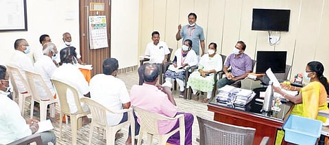 வேலூர் வருவாய் கோட்டாட்சியர் அலுவலகத்தில் கோட்டாட்சியர் பூங்கொடி தலைமையில் மயானக்கொள்ளை திருவிழா தொடர்பாக ஆலோசனை கூட்டம் நேற்று நடைபெற்றது. படம்: வி.எம்.மணிநாதன்.