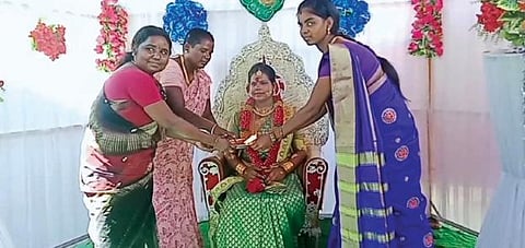 திருநங்கை நிஷாவுக்கு மஞ்சள் நீராட்டு விழா நடத்திய குடும்பத்தினர்.