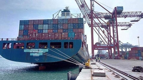 துபாயில் இருந்து பேரீச்சம்பழப் பெட்டிகளுக்கு நடுவே வைத்து கடத்தி வரப்பட்ட ரூ.1.20 கோடி சிகரெட்கள் பறிமுதல்