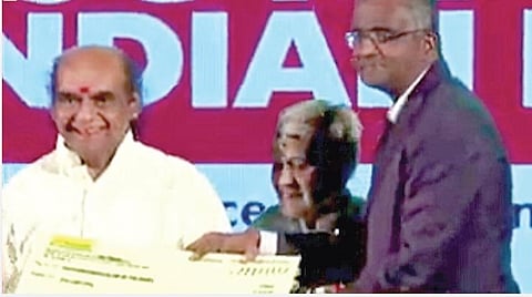 ஹரித்துவாரமங்கலம் ஏ.கே.பழனிவேலிடம் காசோலையை வழங்கும் சவுத் இந்தியன் வங்கி நிர்வாக இயக்குநர் முரளி ராமகிருஷ்ணன். அருகில் விக்கு விநாயக்ராம்.