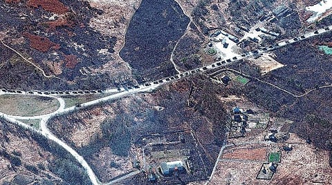 உக்ரைன் நாட்டின் இன்வான்கீ பகுதி அருகே ரஷ்ய ராணுவத்தைச் சேர்ந்த ராணுவ வாகனங்கள் நிறுத்தப்பட்டுள்ளதை காட்டும் செயற்கைக்கோள் புகைப்படம்.படம்: பிடிஐ