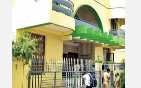 ஆற்காட்டில் உள்ள ஏ.வி.சாரதிக்கு சொந்தமான வீட்டில் வருமானவரித் துறையினர் சோதனை நடத்தினர்.