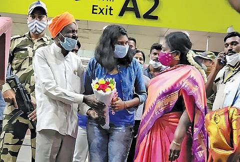 உக்ரைனில் இருந்து சென்னை விமான நிலையம் வந்த மாணவி ரோஜா சிகாமணியை பூங்கொத்து கொடுத்து வரவேற்ற புதுச்சேரி ஆளுநர் தமிழிசை.