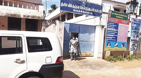 தஞ்சாவூர் மாவட்டம் மைக்கேல்பட்டி பள்ளி விடுதியில் நேற்று விசாரணை நடத்திவிட்டு வெளியே வந்த சிபிஐ அதிகாரிகள்.