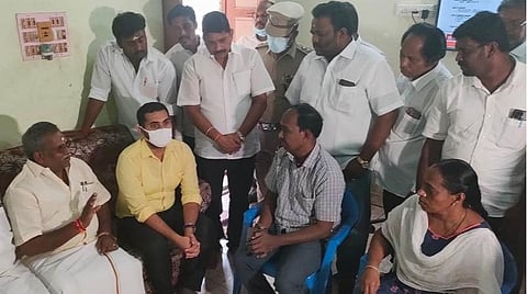 உக்ரைனில் படித்து வரும் காரைக்காலைச் சேர்ந்த மாணவர் ஒருவரின் குடும்பத்தாரை சந்தித்துப் பேசிய புதுச்சேரி சட்டப்பேரவைத் தலைவர் ஆர்.செல்வம்