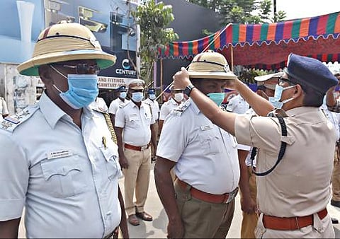 கோடை வெயிலை சமாளிக்க போக்குவரத்துப் பிரிவு போலீஸாருக்கு சேலம் மாநகர காவல்துறை ஆணையர் நஜ்முல் ஹோடா தெர்மாகோல் தொப்பிகளை வழங்கினார். படம்: எஸ்.குரு பிரசாத்