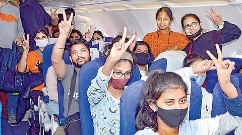 இந்திய மாணவர்கள் விவரம் சேகரிக்கிறது மத்திய அரசு: அவசியத்தை பொறுத்து அனைவரையும் நாடு திரும்ப வைக்க திட்டம்