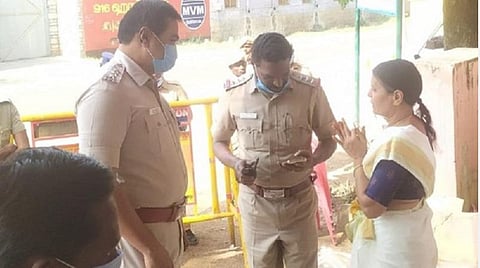 பட்டிவீரன்பட்டி பேரூராட்சி தலைவர் பதவிக்கு வேட்புமனுத்தாக்கல் செய்தவந்தநிலையில் ஏமாற்றத்துடன் திரும்பிய காங்கிரஸ் வேட்பாளர் சியாமளா.