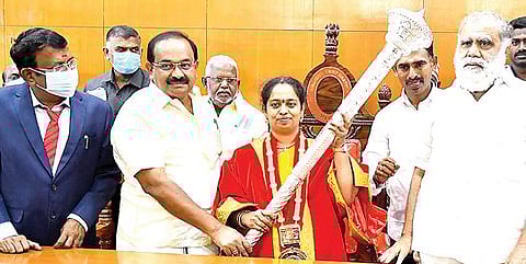 திண்டுக்கல் மாநகராட்சி முதல் பெண் மேயராக பொறுப்பேற்ற ஜோ.இளமதியுடன், அமைச்சர்கள் ஐ.பெரியசாமி, அர.சக்கரபாணி.