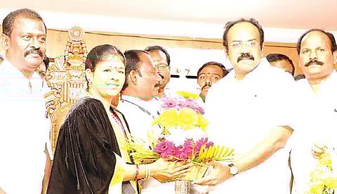 சிவகாசி மாநகராட்சியின் முதல் மேயராக பொறுப்பேற்ற சங்கீதாவுக்கு பூங்கொத்து கொடுத்து வாழ்த்து தெரிவித்த அமைச்சர் தங்கம் தென்னரசு. (வலது) துணை மேயராகப் பொறுப்பேற்ற விக்னேஷ்பிரியாவுக்கு வாழ்த்துத் தெரிவித்த மாநகராட்சி ஆணையர் கிருஷ்ணமூர்த்தி.