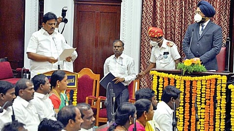 சென்னை மாநகராட்சி துணை மேயராக போட்டியின்றி தேர்வு செய்யப்பட்ட மு.மகேஷ்குமாருக்கு மாநகராட்சி ஆனையர் ககன்தீப் சிங் பேடி பதவிப்பிரமாணம் செய்து வைத்தார். படம்: ம.பிரபு