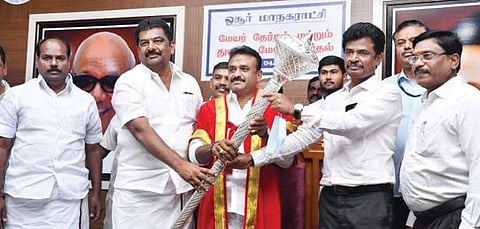 ஓசூர் மாநகராட்சியில் மேயராக பதவியேற்ற எஸ்.ஏ. சத்யாவுக்கு செங்கோல் வழங்கிய ஆணையர் பாலசுப்பிரமணியன். உடன் எம்எல்ஏ பிரகாஷ், முன்னாள் எம்எல்ஏ முருகன் மற்றும் பலர்.