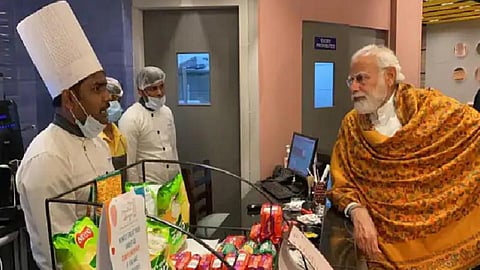 நள்ளிரவில் கங்கைக்கரையில் பிரதமர் மோடி!- தேநீர் அருந்தி, பீடா சுவைத்தது பாஜக வெற்றிக்கு உதவுமா?