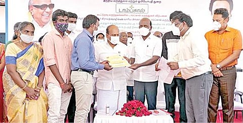 திருப்போரூர் அருகே ஆலந்தூரில் நடைபெற்ற விழாவில் டாம்ப்கால் நிறுவனத்தில் பணியாற்றி உயிரிழந்தவரின் வாரிசுக்கு பணி நியமன ஆணையை வழங்குகிறார் மக்கள் நல்வாழ்வுத் துறை அமைச்சர் மா.சுப்பிரமணியன். உடன் ஊரகத் தொழில்துறை அமைச்சர் தா.மோ.அன்பரசன், மக்கள் நல்வாழ்வுத் துறை அரசு முதன்மைச் செயலர் ஜெ.ராதாகிருஷ்ணன் உள்ளிட்டோர்.