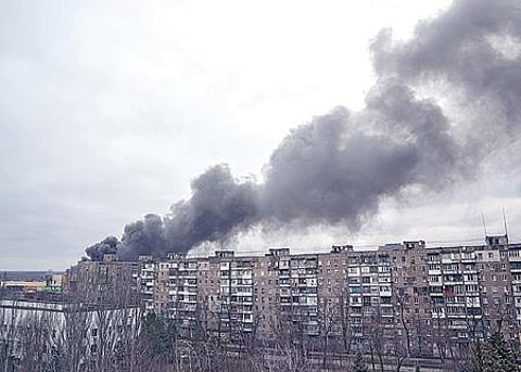 போர் நிறுத்தம் அறிவிக்கப்படுவதற்கு முன்னதாக மரியுபோல் நகரில் ரஷ்ய ராணுவம் நடத்திய குண்டுவீச்சால் கட்டிடங்களில் எழும்பிய புகைமூட்டம். படங்கள்: பிடிஐ