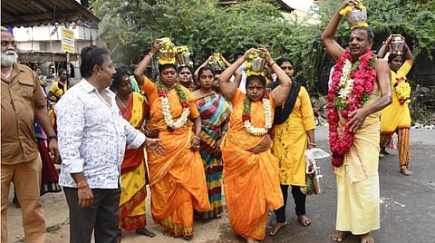 புதுக்கோட்டை திருவப்பூர் முத்துமாரியம்மன் கோயிலுக்கு பால்குடம் எடுத்த புதுக்கோட்டை நகராட்சித் தலைவர் திலகவதி செந்தில்குமார் குடும்பத்தினர்.