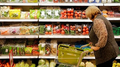 கையைக் கடிக்கும் சர்வதேச தடைகள்; உணவுப் பொருள் விற்பனையில்கூட ரஷ்யா கெடுபிடி