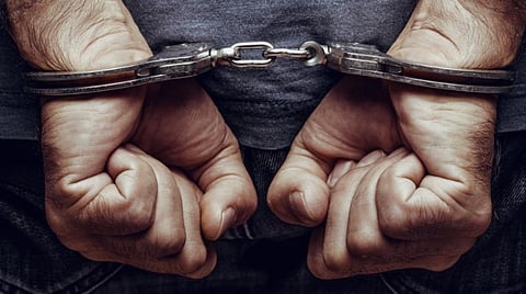 அரியலூர்: சிறுமியை பாலியல் தொழிலில் ஈடுபடுத்திய 2 பெண்கள் உட்பட 6 பேர் கைது
