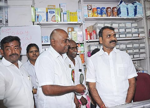மக்கள் மருந்தகம் சார்பில் சென்னை சவுகார்பேட்டையில் நேற்று நடைபெற்ற சிறப்பு மருத்துவ முகாமைப் பார்வையிட்டார் மத்திய இணையமைச்சர் எல்.முருகன்.படம் க. பரத்