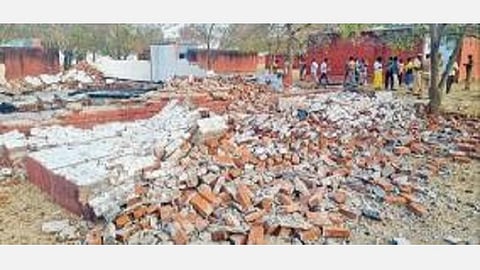 சாத்தூர் அருகே ஒட்டம்பட்டியில் உள்ள பட்டாசு ஆலையில் ஏற்பட்ட வெடி விபத்தில் இடிந்து தரைமட்டமான கட்டிடம். (உள்படம்) உயிரிழந்த கணேசன்.