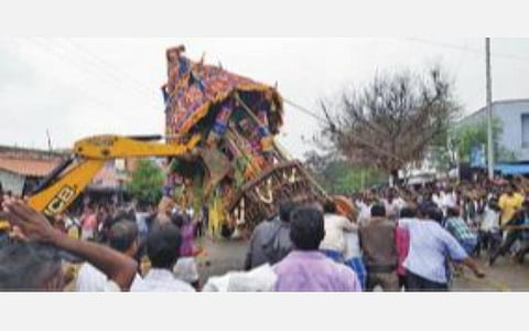 எலவனாசூர்கோட்டையில் சாலையில் விழுந்த அங்காளம்மன் கோயில் தேரை மீட்கும் கிராம மக்கள்.