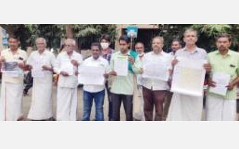 சென்னிமலையில் உள்ள பூப்பறிக்கும் மலையை மீட்க வலியுறுத்தி ஈரோடு ஆட்சியர் அலுவலகத்தில் மனு அளிக்க வந்த தமிழ்நாடு சுற்றுச்சூழல் பாதுகாப்பு இயக்க நிர்வாகிகள்.