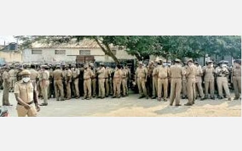 தேவிகாபுரத்தில் குவிக்கப்பட்டுள்ள காவல் துறையினர்.