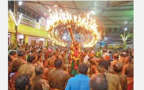 மண்டைக்காடு பகவதியம்மன் கோயில் மாசி கொடைவிழாவை முன்னிட்டு நேற்று முன்தினம் இரவில் பெரிய தீவெட்டி ஊர்வலம் நடைபெற்றது.