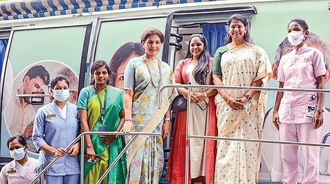 உலக மகளிர் தினத்தையொட்டி, சென்னை தரமணியில் உள்ள அப்போலோ புரோட்டான் புற்றுநோய் மருத்துவமனையில் ‘ஸ்கிரீன் டு வின்’ என்ற பெண்களுக்கான புற்றுநோய் அறிகுறிகளை ஆரம்ப நிலையிலேயே கண்டறியும் விழிப்புணர்வு செயல்திட்ட தொடக்க நிகழ்ச்சி நடைபெற்றது. அப்போலோ மருத்துவமனைகள் குழுமத்துணைத்தலைவர் ப்ரீதா ரெட்டி தலைமையில் நடைபெற்ற நிகழ்ச்சியில் கனிமொழி எம்பி, பெண்களுக்கான புற்றுநோய் கண்டறியும் நடமாடும் பரிசோதனை வாகனத்தை தொடங்கி வைத்தார்.படம்: பு.க.பிரவீன்