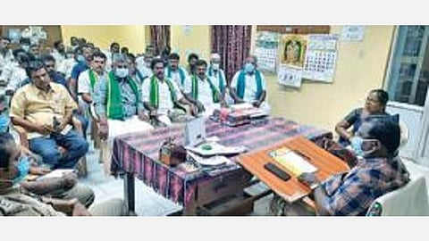 உடுமலை அருகே சுற்றுச்சூழலுக்கு மாசு ஏற்படுத்தும் தேங்காய் கரித்தொட்டி ஆலை மீது நடவடிக்கை எடுக்க உத்தரவு