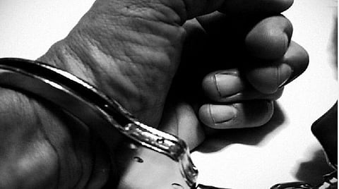 'மதம் மாற எதிர்ப்பு' - காதல் திருமணம் செய்த இளைஞரின் தந்தையை கொல்ல திட்டமிட்ட கூலிப்படையினர் கோவையில் கைது