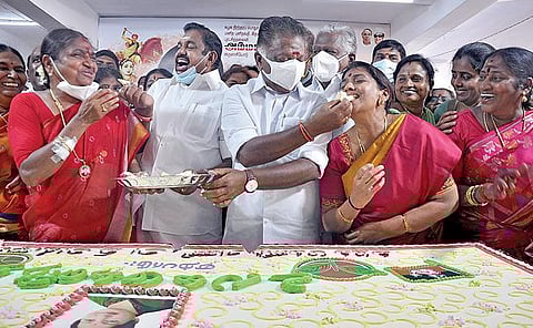 உலக மகளிர் தினத்தை முன்னிட்டு, சென்னை ராயப்பேட்டையில் உள்ள அதிமுக தலைமை அலுவலகத்தில் நேற்று நடந்த நிகழ்ச்சியில் ஒருங்கிணைப்பாளர் ஓ.பன்னீர்செல்வம், இணை ஒருங்கிணைப்பாளர் பழனிசாமி ஆகியோர் கேக் வெட்டி, பா.வளர்மதி, கோகுல இந்திரா உள்ளிட்ட மகளிர் அணியினருக்கு வழங்கினர்.படம்: ம.பிரபு