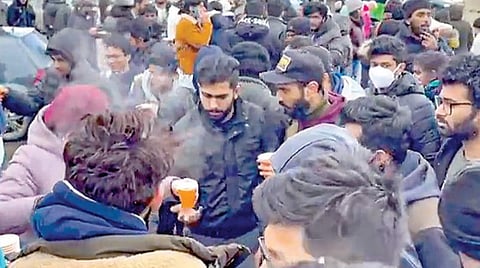 உக்ரைனின் சுமி நகரில் சிக்கித் தவித்த 694 இந்திய மாணவர்கள் மீட்பு