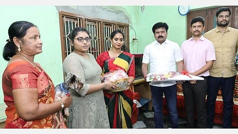 படம்: உக்ரைன் நாட்டிலிருந்து வீடு திரும்பிய மாணவி வினோதினியை வரவேற்ற அமைச்சர் சந்திர பிரியங்கா உள்ளிட்டோர்