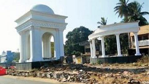 நான்கு வழிச்சாலை விரிவாக்கப் பணிக்காக மதகடிப்பட்டில் இடிக்கப்பட்ட புதுச்சேரியின் அடையாள அலங்கார வளைவு மற்றும் காமராஜர் சதுக்கம்.